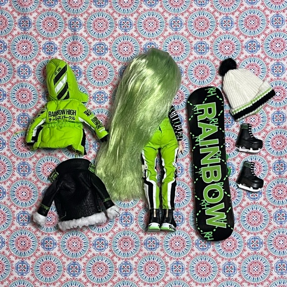 Rainbow High Jade Hunter Green and Black Snowboarding Doll Set EUC - Picture 2 of 2